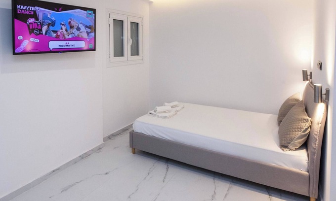 Platia Viktorias Apartment | Modern Studio by ASOE with Relaxing Bathtub