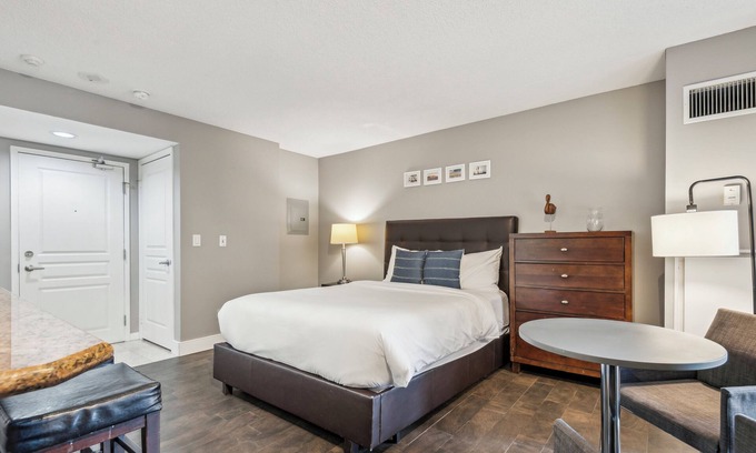Downtown Toronto Apartment | Modern Studio Condo DT Toronto