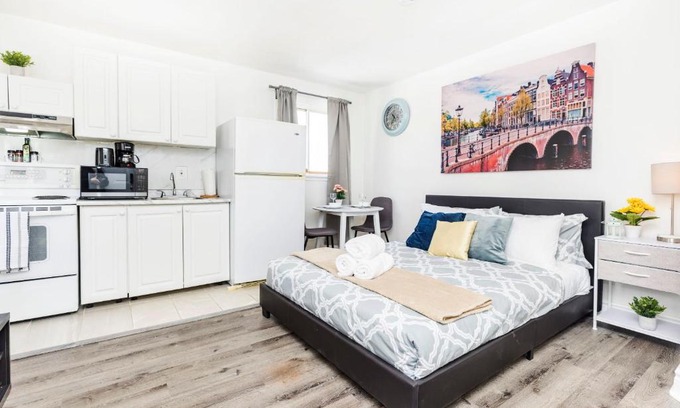 Centretown West Apartment | Modern Studio Condo - Heart of Chinatown