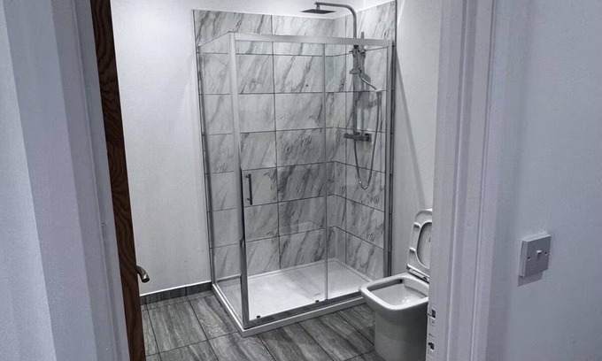 Rushden Apartment | Modern Studio, Free Parking!