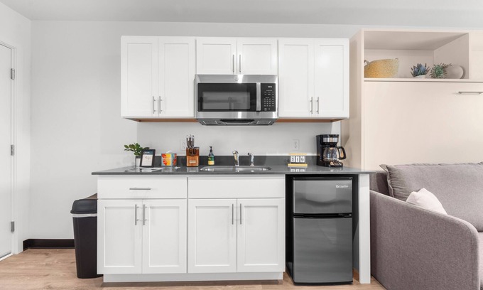 Cedar Falls Apartment | Modern Studio in Cedar Falls