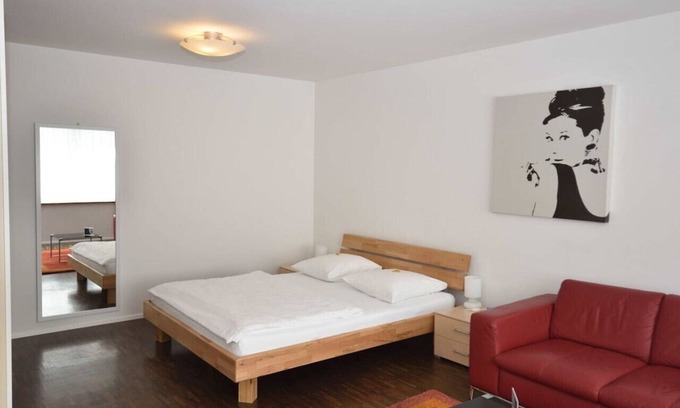 Seefeld Apartment | Modern studio in the city center (Flower 22)