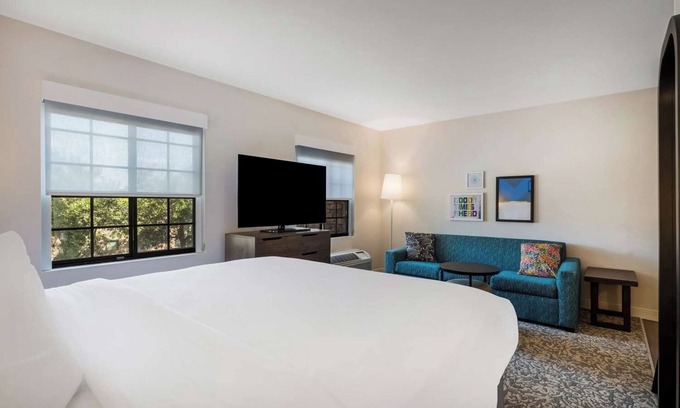 Acres Green Hotel | Modern Studio Perfect for Couple Stay w/Outdoor Pool Access