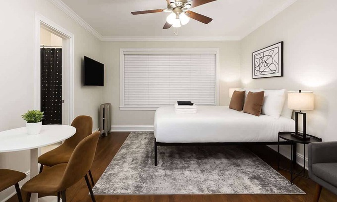 Hyde Park Apartment | Modern Studio Retreat– Near Museum & Parks