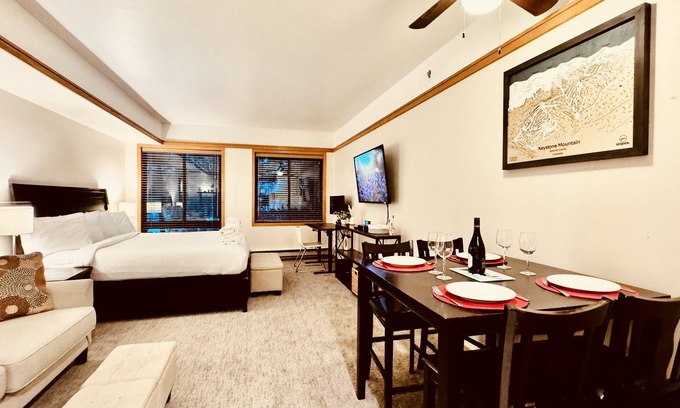 Mountain House Condo | Modern studio with an easy walk to the slopes