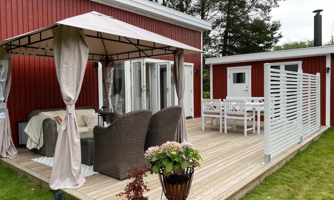 Listarum House | Modern stuga med 1 sovrum och 1 sovloft med stor terrass och vedeldad bastu mitt på Österlen