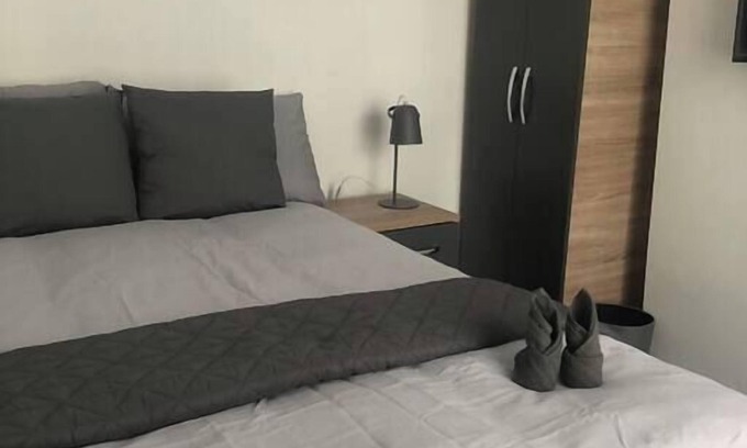 Stoke-on-Trent House | Modern Stunning 4 Bed House in Central Stoke