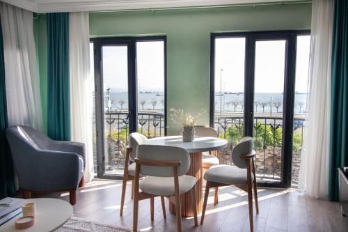 Fatih Apartment | Modern & Stylish 2BR Haven by the Sea in Yedikule