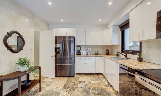 Burlington House | Modern Stylish 5BR Home with Gazebo/BBQ/Parking