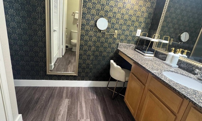 Vance Jackson Apartment | Modern, Stylish Apartment Fast WiFi, Fitness Center, Prime Location