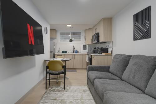 North Central Edmonton Apartment | Modern Suite by Royal Alexandra Hospital l Free Parking WiFi Netflix
