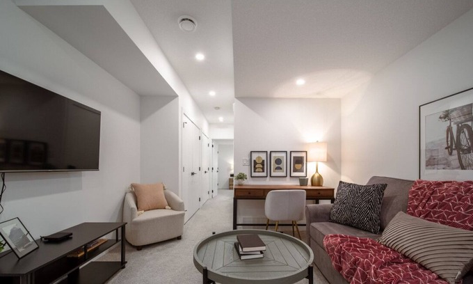 Southwest Edmonton House | Modern Suite|King Bed|Near Whyte Ave & U of A|WIFI