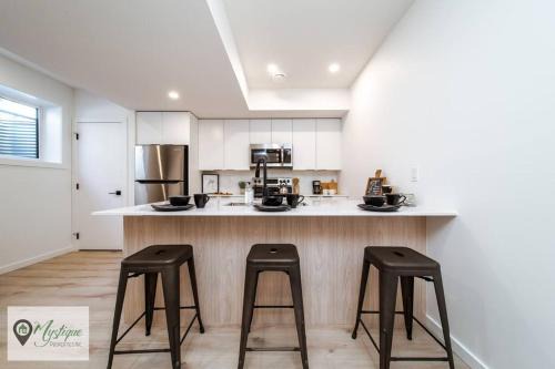 Southwest Edmonton House | Modern Suite King Bed Near Whyte Ave and U of A WIFI