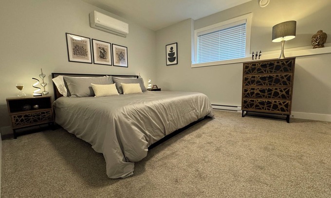 Okanagan-Similkameen House | Modern suite on Bottleneck Drive. Close to restaurants and wineries.