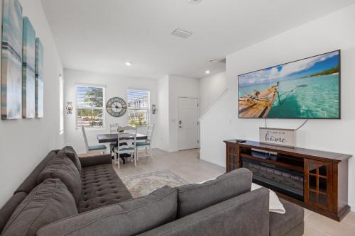 Sarasota Apartment | Modern Sunshine Oasis with Large Heated Pool, Just 20 mins to Siesta Key