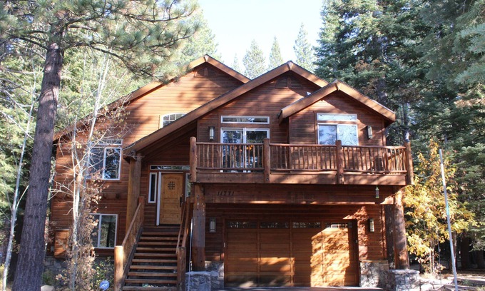 Truckee House | Modern Tahoe Donner Cabin. Hot Tub. Near Trails, Skiing & Downtown Truckee