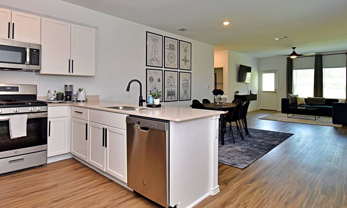 Del Valle House | Modern Tesla Home | Pool, BBQ & Playgrounds