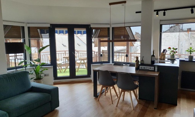 Csarnok negyed Apartment | Modern top floor loft with balcony