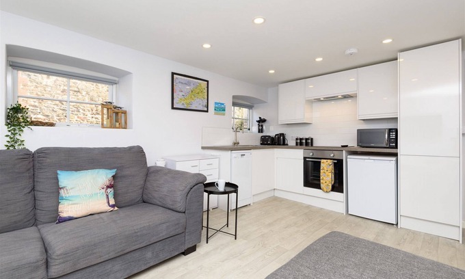 Looe House | Modern town centre apartment, two minutes from the beach with free parking!