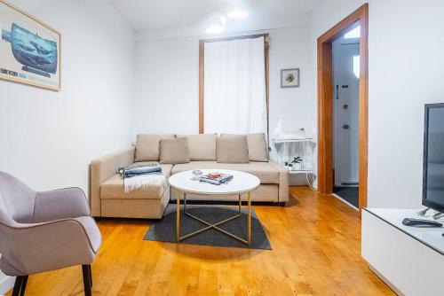 Christie Pits House | Modern Townhome 3BR-Double Bed Near Christie Pits Park