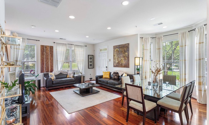 Washington House | Modern Townhome + Free Parking