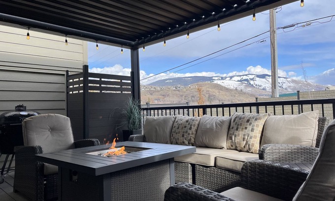 Vernon House | Modern Townhome on Kalamalka Lake, Private Boat Moorage.