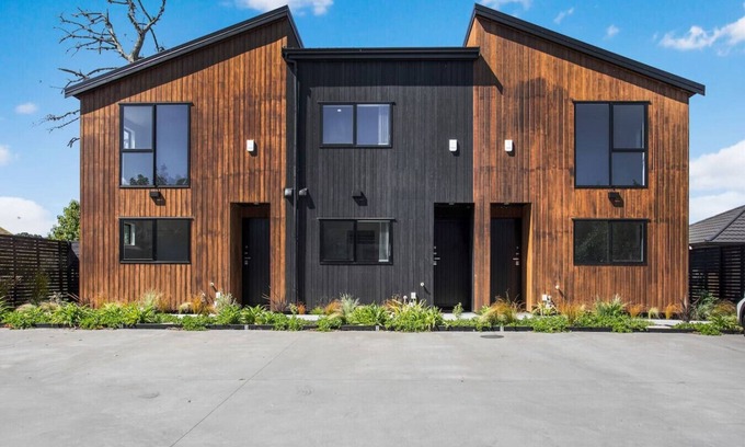 Mangere Bridge House | Modern Townhouse by Mangere Mountain near Airport