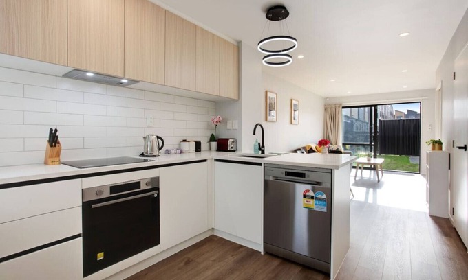 Auckland House | Modern Townhouse near Mount Mangere and Airport