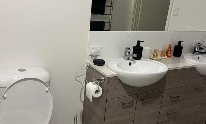 Upper Coomera House | Modern Townhouse in Upper Coomera - 5 minutes to Gold Coast Theme Parks