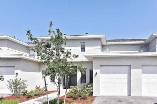 Iona House | Modern Townhouse close to beaches