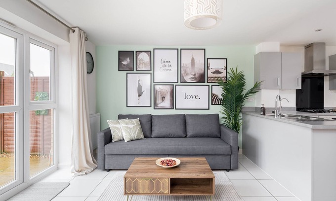 Milton Keynes House | Modern Townhouse | Central | Parking | Garden
