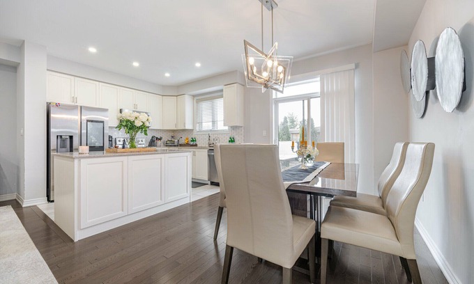Vaughan House | Modern Townhouse in quiet neighbourhood w/Basement Arcade and Outdoor Hot-tub