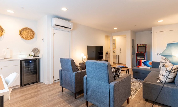 Mahncke Park House | Modern Townhouse on Broadway!