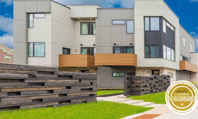 The Gate Condo | Modern Townhouse, Perfect STL Stay / ABODEbucks