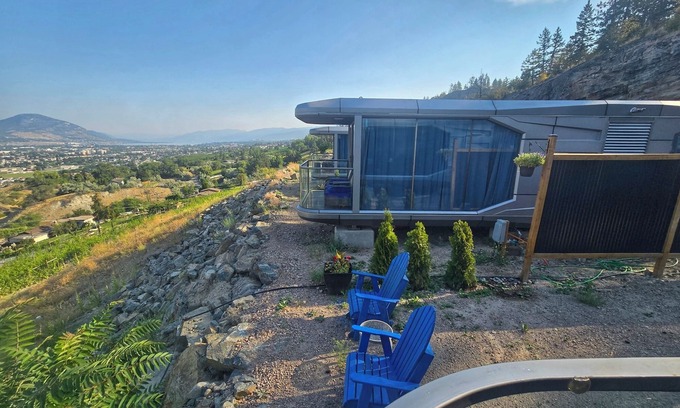 Okanagan-Similkameen Hotel | Modern unit 115 on a vineyard breathtaking view over Skaha lake, Penticton.