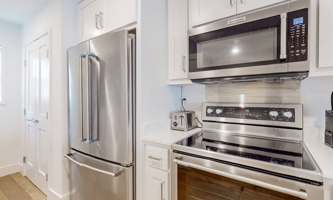 Malakoff House | Modern, updated 2-story townhomes with lake views