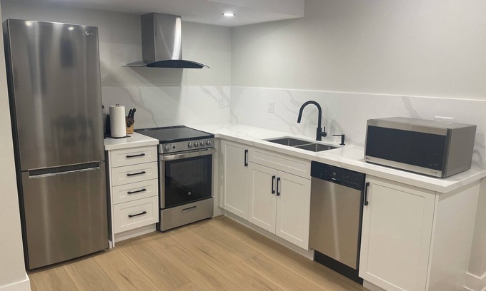 Whitby House | Modern & Updated Basement Unit, private & fully independent, in central Whitby
