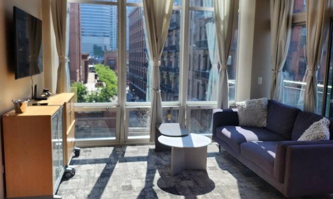 West Loop Condo | Modern Urban 2 bedroom Condo in West Loop