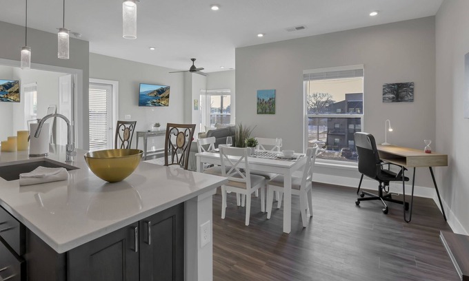 Olde Towne East Apartment | Modern urban oasis/2 bedrooms/free parking/balcony