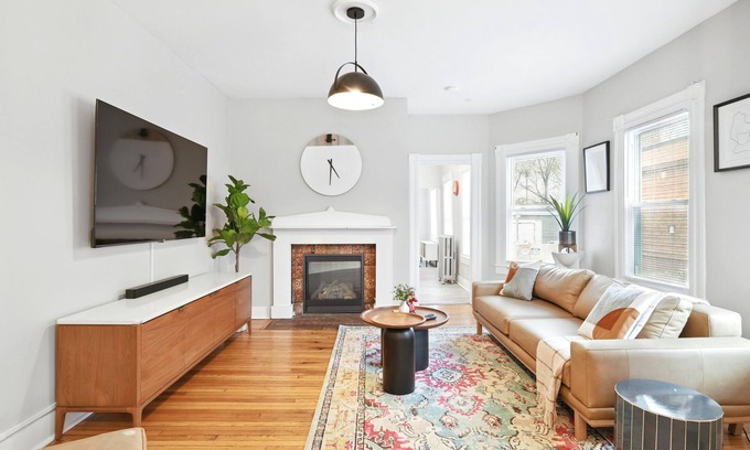 Springfield House | Modern Victorian 3BR 2BA Apt with Parking