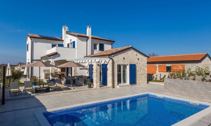 Tar-Vabriga Villa | Modern villa Camelia with pool in Porec