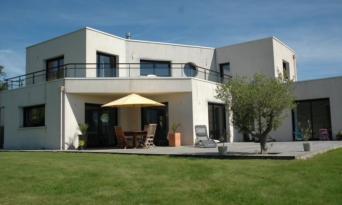 Treflez House | Modern villa in a large garden a few minutes from the sea