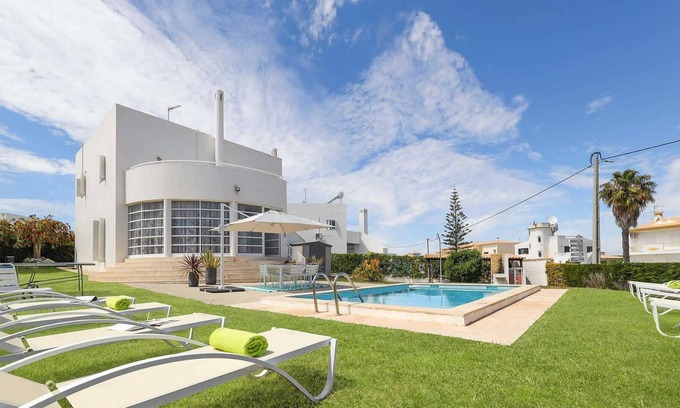 Vale de Carro Villa | Modern villa, short drive to restaurants and shops