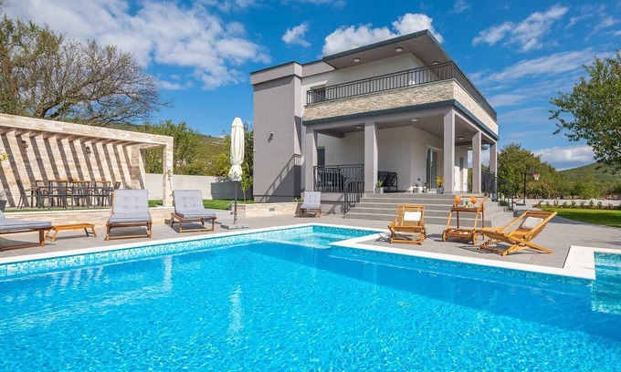 Dicmo Villa | Modern villa with beautiful garden and swimming pool in Sičani