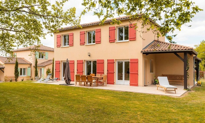 Vasles Villa | Modern villa with large garden