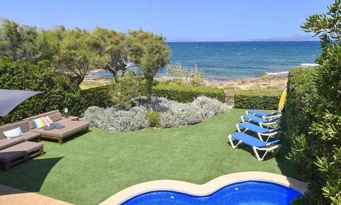 Urbanizacion S'Estanyol House | Modern villa with oceanfront & pool for 6 people