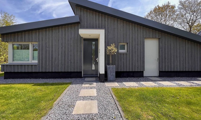 Dirkshorn House | Modern villa with terrace and garden in Dirkshorn
