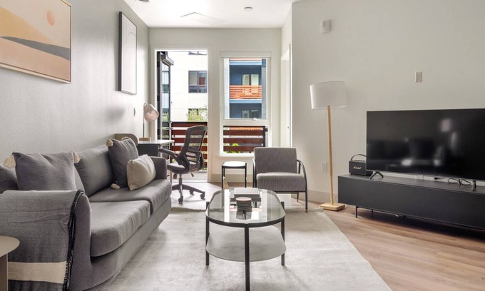 Walnut Creek Apartment | Modern Walnut Creek 1BR w/A/C & W/D, near BART, by Blueground