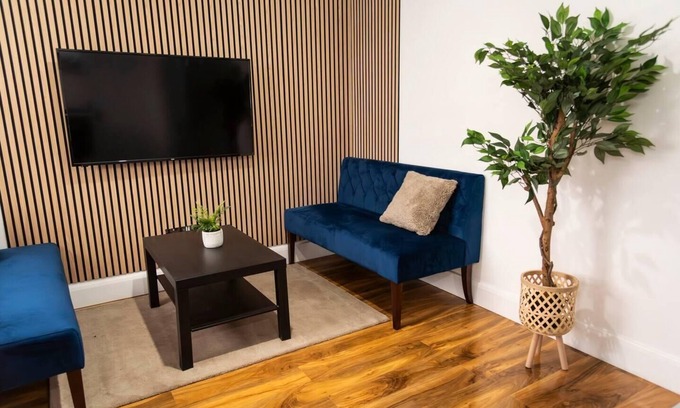 North Acton Apartment | Modern West London flat, free parking, sleeps 5