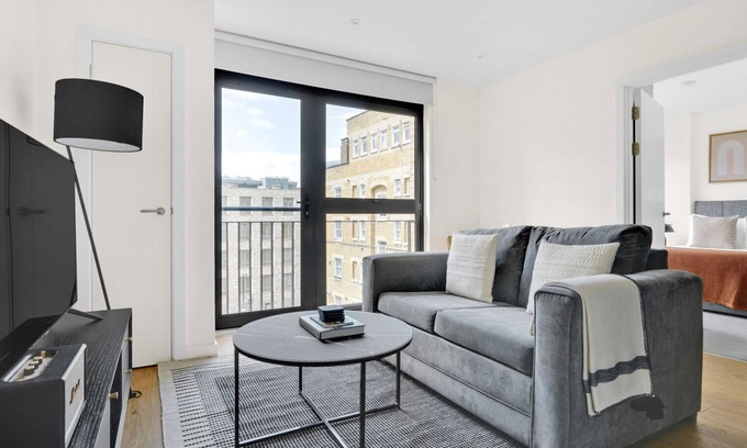 Tower Hill Apartment | Modern Whitechapel 1BR w/Roof Terrace, 2 mins to Aldgate East